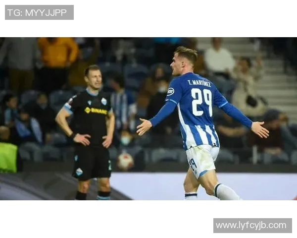 球员为亡父进球后跪地痛哭，令人泪目